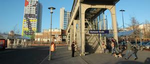 Bildnummer: 51699432  Datum: 03.02.2007  Copyright: imago/Steinach
Eingang zur Fußgängerbrücke am S-Bahnhof Storkower Straße in Berlin, Landschaft , Gebäude, außen, Außenansicht , Personen; 2007, Berlin, Friedrichshain, S-Bahnhof, Bahnhöfe, Übergang, Bahnstation, Bahnstationen, , , S-Bahn, Stadtbahn, , Schriftzug, Schild, Schilder, Treppe, Treppen, Treppenaufgang, Fußgängerbrücken, Fußgängerüberführung, Überführung, Überführungen, Hochhaus, Hochhäuser, Brücken,; , quer, Kbdig, Totale, Wohngebäude, Deutschland,  , Bahn, Verkehr,; Aufnahmedatum geschätzt