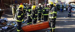 Die Feuerwehr evakuierte die Bewohner, als sie am Brandort eintraf, nun läuft eine Such- und Bergungsaktion.