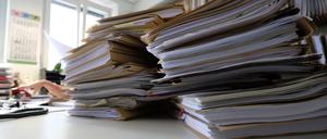 ARCHIV - 29.07.2019, Baden-Württemberg, Stuttgart: Akten liegen auf einem Tisch. Die Landkreise in Baden-Württemberg fordern mehr Tempo bei der Digitalisierung der Verwaltung. (zu dpa: «Koalition will KI-Anwendungen in der Verwaltung möglich machen») Foto: Bernd Weissbrod/dpa +++ dpa-Bildfunk +++