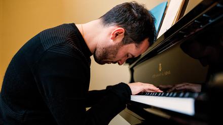 Pianist Igor Levit und sein Steinway.