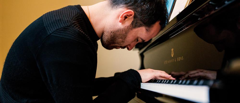 Pianist Igor Levit und sein Steinway.