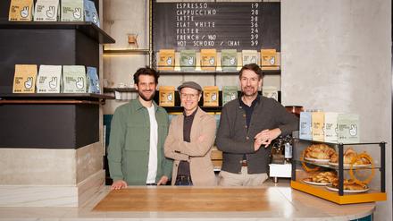 „Wir wollen unternehmerisch etwas anpacken, womit wir wirklich noch etwas bewegen können“, sagt Alrighty Coffee-Gründer Volker-Meyer-Lücke (ganz rechts), hier mit seinen Mitgründern Sebastian Kroth und Daniel-Rizzotti (von links).