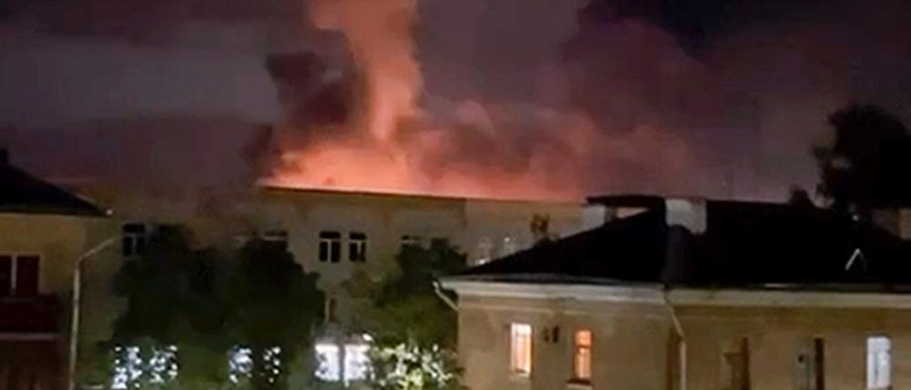 Der Screenshot soll den Brand in Pskow zeigen, der durch ukrainische Drohnen ausgelöst wurde.