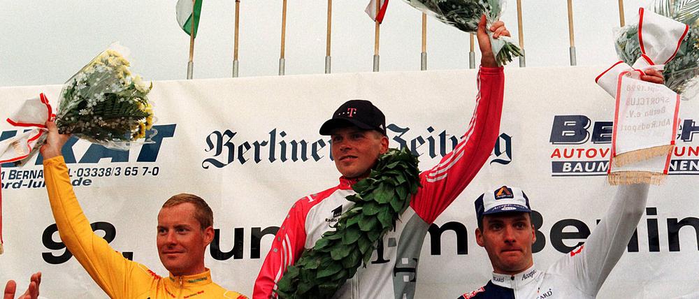 So war es 1998: Jan Ullrich (Mitte) gewann vor Torsten Schmidt (li.) und Martin Kryger. 