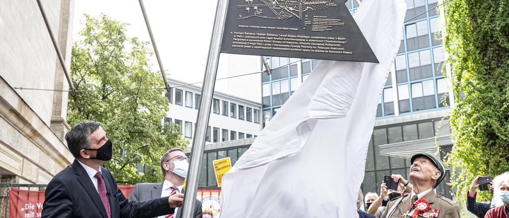 Andrzej Przylebski, polnischer Botschafter in Berlin, Reinhard Naumann, Bezirksbürgermeister Charlottenburg-Wilmersdorf, und Jozef Kolesnicki, Soldat der polnischen Armee in der Roten Armee und Teilnehmer der Schlacht um Berlin 1945, betrachten das «Denkmal für die Polnischen Befreierinnen und Befreier von Berlin». 