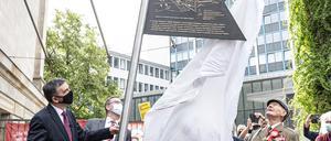 Andrzej Przylebski, polnischer Botschafter in Berlin, Reinhard Naumann, Bezirksbürgermeister Charlottenburg-Wilmersdorf, und Jozef Kolesnicki, Soldat der polnischen Armee in der Roten Armee und Teilnehmer der Schlacht um Berlin 1945, betrachten das «Denkmal für die Polnischen Befreierinnen und Befreier von Berlin». 