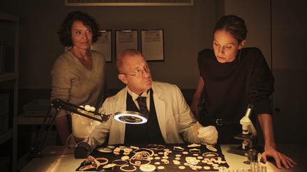 Ulrike Folkerts, Lisa Bitter und Heino Ferch als Nibelungen-Spezialist Dr. Albert Dürr.