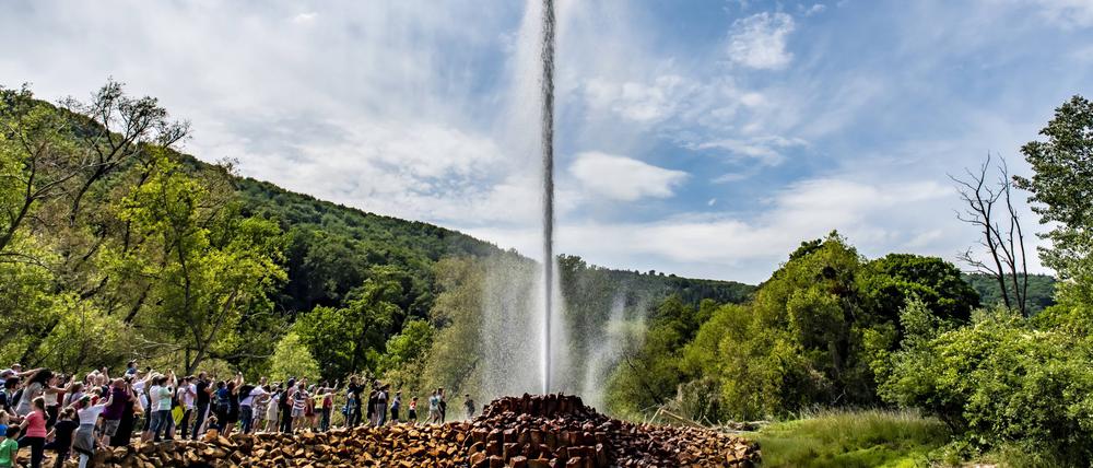 Bis zu 60 Metern hoch reicht die Fontäne des Andernacher Kaltwassergeysirs. Noch sensationeller sind nur die Mikroben im Geysirwasser.