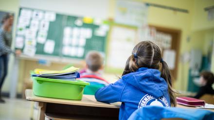 ARCHIV - 09.06.2020, Nordrhein-Westfalen, Meerbusch: Schülerinnen und Schüler einer Grundschule sitzen in ihrem Klassenraum. An zahlreichen Schulen in Nordrhein-Westfalen wird gebaut. Als Übergangslösung kommen dabei in vielen Kommunen provisorische Unterrichts- und Betreuungsräume in Stahl- oder Holzcontainern zum Einsatz, wie eine Umfrage der Deutschen Presse-Agentur zeigt. (zu dpa: «Viele Container-Klassenzimmer an Schulen») Foto: Marcel Kusch/dpa +++ dpa-Bildfunk +++