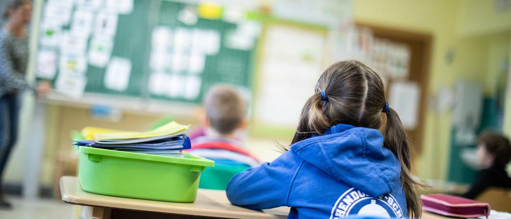ARCHIV - 09.06.2020, Nordrhein-Westfalen, Meerbusch: Schülerinnen und Schüler einer Grundschule sitzen in ihrem Klassenraum. An zahlreichen Schulen in Nordrhein-Westfalen wird gebaut. Als Übergangslösung kommen dabei in vielen Kommunen provisorische Unterrichts- und Betreuungsräume in Stahl- oder Holzcontainern zum Einsatz, wie eine Umfrage der Deutschen Presse-Agentur zeigt. (zu dpa: «Viele Container-Klassenzimmer an Schulen») Foto: Marcel Kusch/dpa +++ dpa-Bildfunk +++