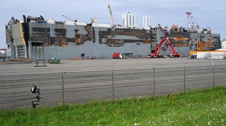Der schwer beschädigte Autofrachter „Fremantle Highway“ liegt mit geöffneten Toren im Hafen von Eemshaven.