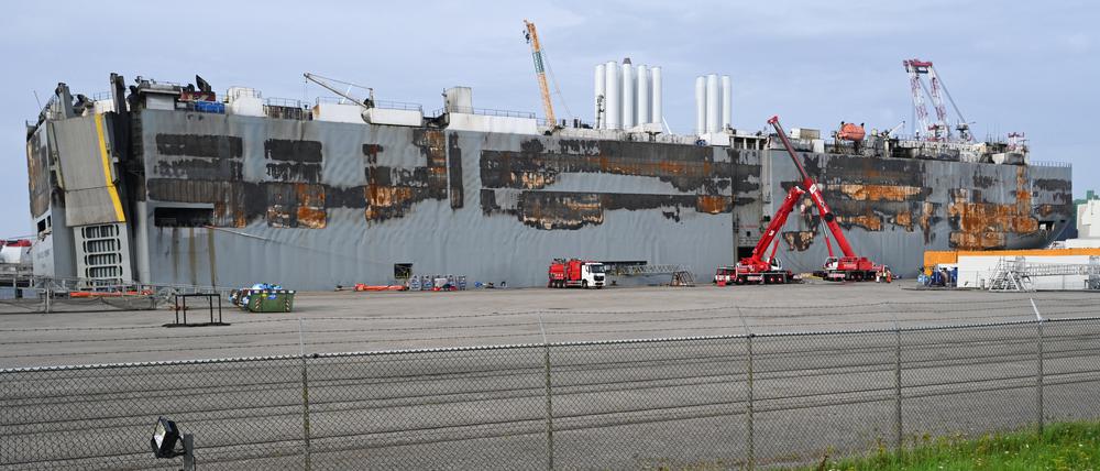 Der schwer beschädigte Autofrachter „Fremantle Highway“ liegt mit geöffneten Toren im Hafen von Eemshaven.