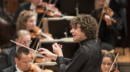 Der Chefdirigent Robin Ticciati mit dem Deutschen Symphonie-Orchester
