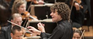 Der Chefdirigent Robin Ticciati mit dem Deutschen Symphonie-Orchester