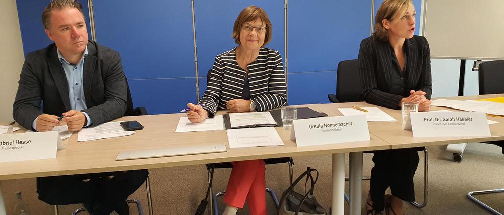 Ministerin Ursula Nonnemacher (m) und Beiratschefin Sarah Häseler (r)  