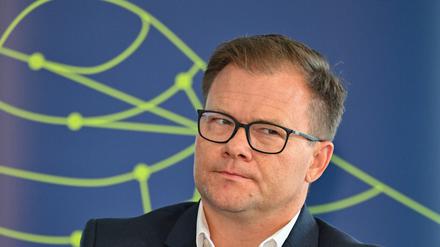Carsten Schneider (SPD), Ostbeauftragte der Bundesregierung, bei einem Pressegespräch auf seiner Sommerreise. 