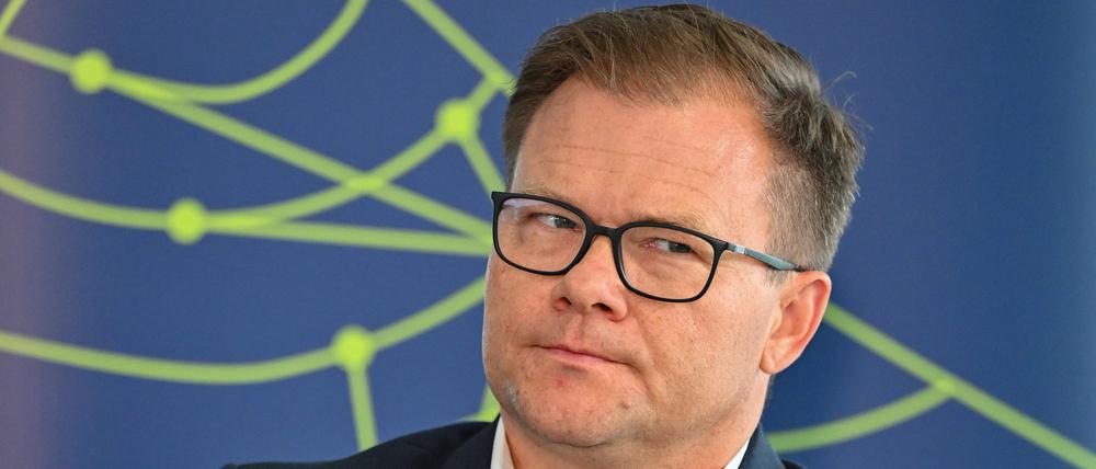 Carsten Schneider (SPD), Ostbeauftragte der Bundesregierung, bei einem Pressegespräch auf seiner Sommerreise.