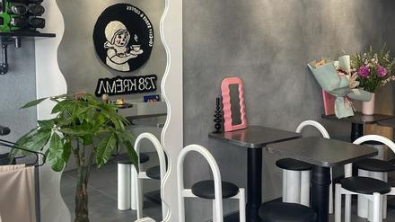 Das 738 KREMA Concept Store & Coffee hat einen coolen, grauen Look. 