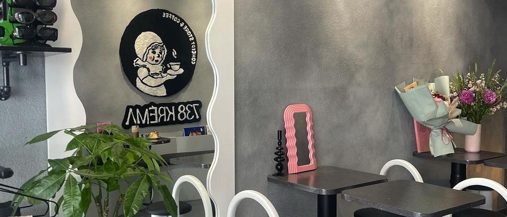 Das 738 KREMA Concept Store & Coffee hat einen coolen, grauen Look. 