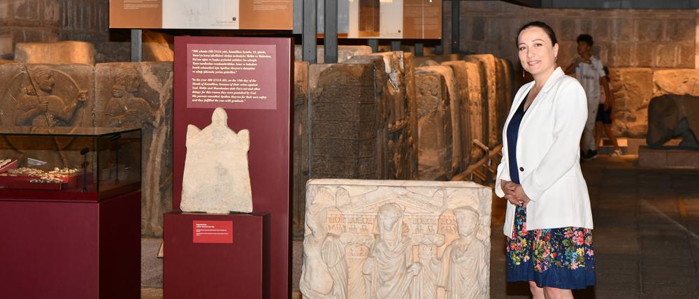 Zeynep Boz im Museum für Anatolische Zivilisationen in Ankara mit einem von Großbritannien zurückerstatteten Sarkophag-Fragment und einer aus Italien zurückgegebenen Stele.