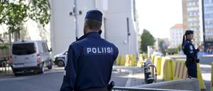 Ein Beamter der finnischen Polizei an einer Absperrung (Symbolbild). 