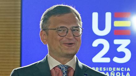 Dmytro Kuleba, Außenminister der Ukraine, lächelt während des Treffens der EU-Außenminister in Toledo. 