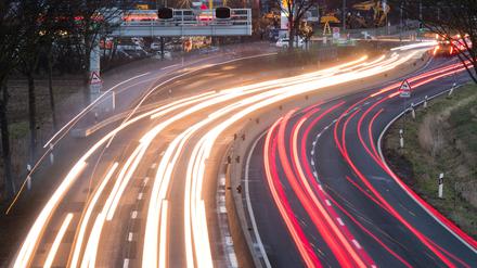 Er soll mit Tempo 219 auf der A11 unterwegs gewesen sein, während er mit seinem Handy filmte: Ein 49-jähriger Raser steht jetzt vor dem Landgericht Berlin.