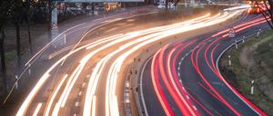 Er soll mit Tempo 219 auf der A11 unterwegs gewesen sein, während er mit seinem Handy filmte: Ein 49-jähriger Raser steht jetzt vor dem Landgericht Berlin.