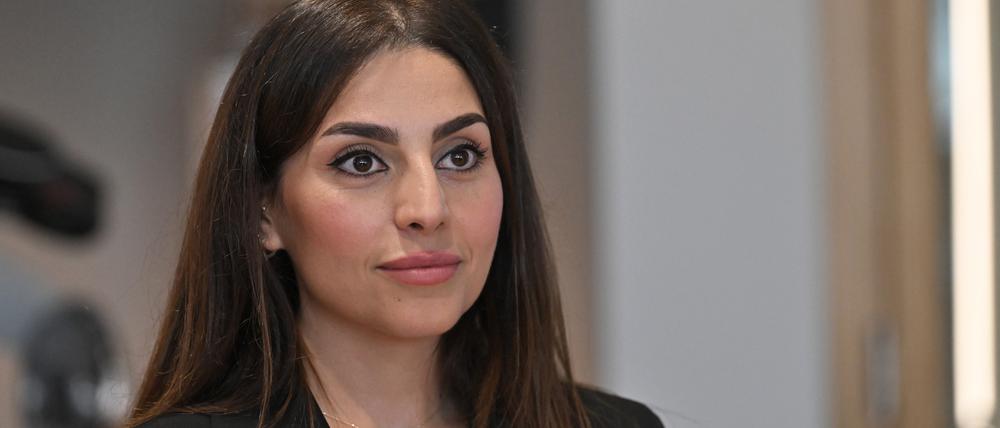 Mahsa Hashemi lernte ihr Handwerk im Iran. Betriebswirtschaft erlernte sie bei der Meisterprüfung in Brandenburg.
