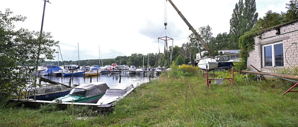 Neben dieser Bootsanlegestelle am Krampnitzsee könnte das neue Kiezbad errichtet werden.