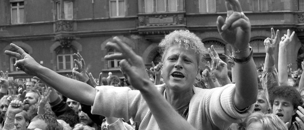 Am 4. September 1989, haben mehrere hundert ausreisewillige DDR-Bürger in Leipzig demonstriert. Die Menschen riefen immer wieder: „Wir wollen raus!“. Auf den mitgeführten Plakaten standen Parolen wie: „Reisefreiheit statt Massenflucht“.