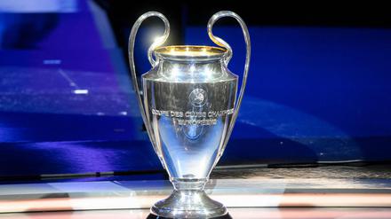 Um diesen Pokal geht es, vier deutsche Teams kämpfen mit um den wichtigsten Titel im europäischen Vereinsfußball.