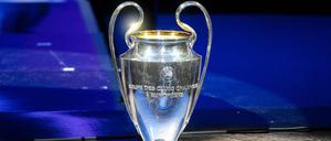 Um diesen Pokal geht es, vier deutsche Teams kämpfen mit um den wichtigsten Titel im europäischen Vereinsfußball.