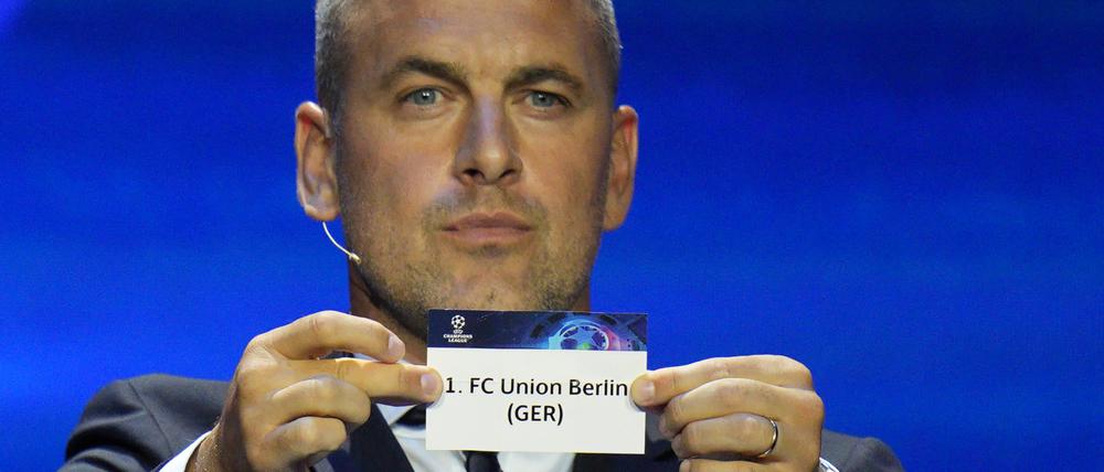 Der ehemalige englische Fußballspieler Joe Cole zieht das Los des 1. FC Union.