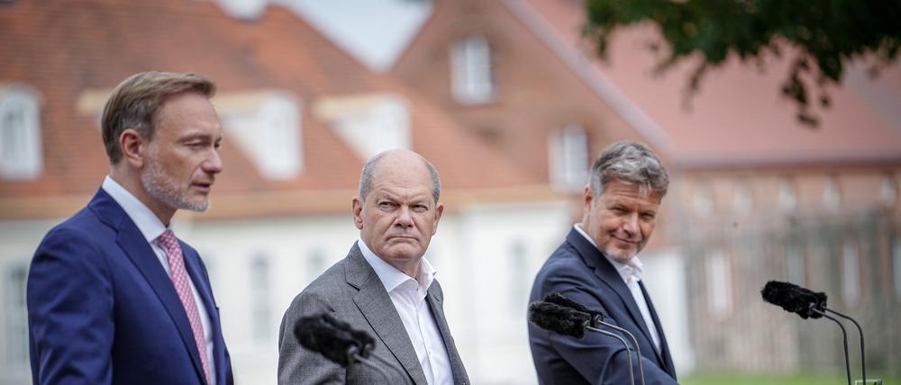 Christian Lindner (l-r, FDP), Bundesminister der Finanzen, Bundeskanzler Olaf Scholz (SPD) und Robert Habeck (Bündnis 90/Die Grünen), Bundesminister für Wirtschaft und Klimaschutz, geben zum Ende der Halbzeit-Klausur des Bundeskabinetts vor Schloss Meseberg eine Pressekonferenz.