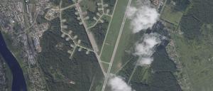 Dieses Satellitenfoto von Planet Labs PBC zeigt die doppelte militärische und zivile Nutzung des internationalen Flughafens Princess Olga Pskow. 