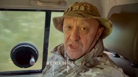 Jewgeni Prigoschin, Chef der russischen privaten Söldnertruppe Wagner, ist in einem Video auf der Rückbank eines fahrenden Autos zu sehen.