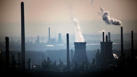 Durch den zunehmenden staatlichen Druck – etwa in Form von CO₂-Preisen – ist die Angst groß, dass gerade Industrieunternehmen ihre Produktion in Länder wie die USA verlagern.