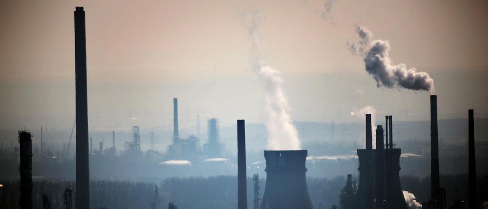 Durch den zunehmenden staatlichen Druck – etwa in Form von CO₂-Preisen – ist die Angst groß, dass gerade Industrieunternehmen ihre Produktion in Länder wie die USA verlagern.