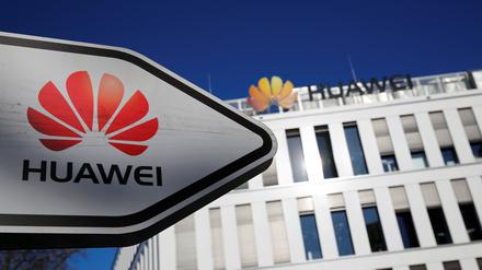 Hinweisschild und Fassade der deutschen Huawei-Zentrale in Düsseldorf.