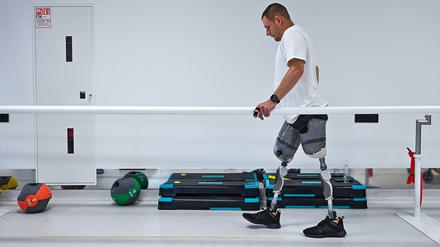 Ein Patien im Superhumans Center in Lwiw versucht zu laufen.