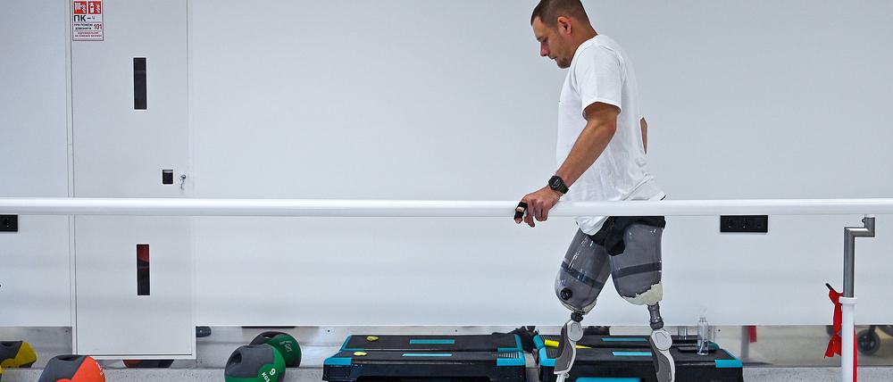 Ein Patien im Superhumans Center in Lwiw versucht zu laufen.