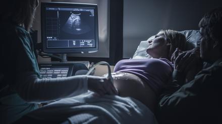 Alles okay oder Grund zur Sorge? Untersuchungen in der Schwangerschaft zeigen Wahrscheinlichkeiten an, können aber keine sichere Diagnose liefern.