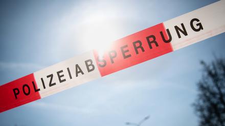 Eine Flatterband mit der Aufschrift Polizeiabsperrung.
