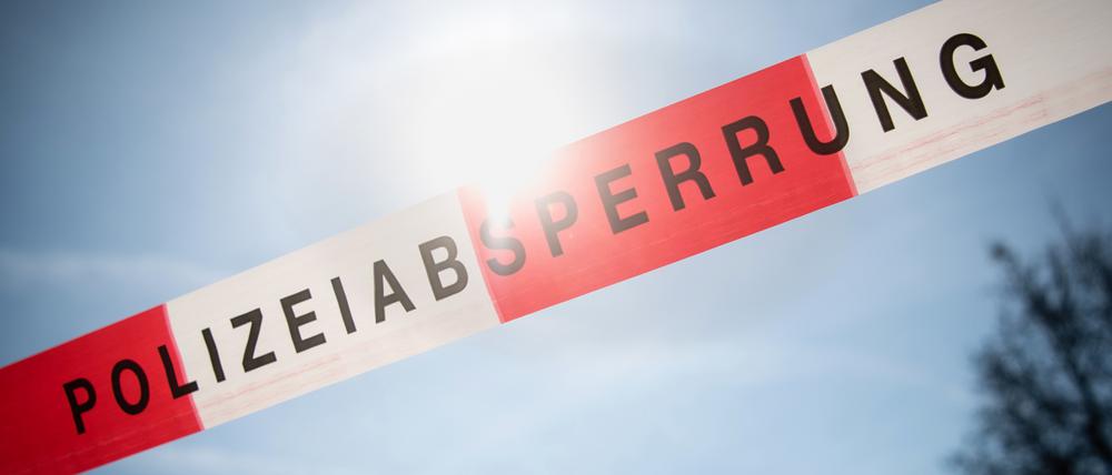 Eine Flatterband mit der Aufschrift Polizeiabsperrung.