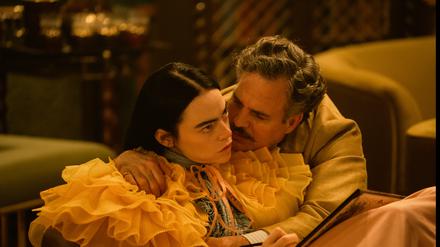 Frankensteins Tochter (Emma Stone) und das Biest (Mark Ruffalo): „Poor Things“ von Giorgos Lanthimos verbindet die Gesellschaftsparabel mit einer fantastischen Horrorkomödie.