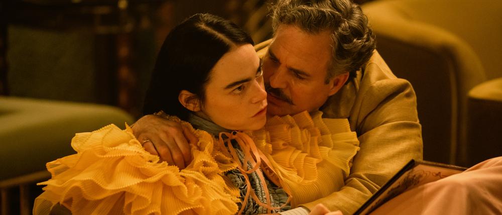 Frankensteins Tochter (Emma Stone) und das Biest (Mark Ruffalo): „Poor Things“ von Giorgos Lanthimos verbindet die Gesellschaftsparabel mit einer fantastischen Horrorkomödie.