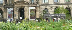 Die Ausstellung „Pollinator Pathmaker“ auf dem Platz vor dem Naturkundemuseum.