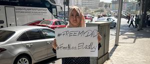 Die deutsch-ägyptische Aktivistin Fagr El Adly steht mit einem Plakat, das die Freilassung ihres Vaters Alaa El Daly fordert, in der Nähe des Tahrir-Platzes in Kairo.