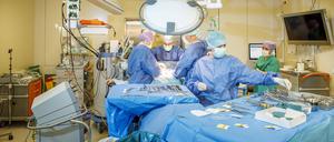Hohe Patientenzurfiedenheit in Spremberg DEU/Brandenburg/ Spremberg Â Moderner OP im Krankenhaus Spremberg: Einzigartig in Deutschland, das Spremberger Krankenhaus gehört zum größten Teil seinen Mitarbeitern. 51 Prozent der Betreibergesellschaft sind im Besitz eines Fördervereins und 90 Prozent der Fördervereinsmitglieder sind Mitarbeiter des Krankenhauses. Im August 2012 eröffnete das neue Funktionsgebäude des Krankenhauses mit den neuen und modernen OP-Sälen. Im Spremberger Akutkrankenhaus werden Traumatologische und orthopädische Chirurgische ausgeführt. Das Endoprothetik-Zentrum am Krankenhaus Spremberg hat 2017 die erneute Zertifizierungsüberprüfung erfolgreich bestanden. Im Vergangenen Jahr wurden 208 Hüftgelenksendoprothesen implantiert. 281 der etwa 300 Mitarbeiter sind Mitglieder des Fördervereins und damit stimmberechtigt in allen wichtigen Belange

high  in Spremberg DEU Brandenburg Spremberg â modern OP in Hospital Spremberg unique in Germany the Spremberger Hospital heard to largest Part his Employees 51 Percent the Operating company are in Owned a Friends and 90 Percent the  are Employees the Hospital in August 2012 opened the New Functional facility the Hospital with the New and modern OP Halls in Spremberger Acute hospital will  and Orthopaedic Surgical run the Arthroplasty Center at Hospital Spremberg has 2017 the Renewed  successful Passed in past Year were 208  implanted 281 the about 300 Employees are Members the Friends and This voting rights  in all of them important Concerns  